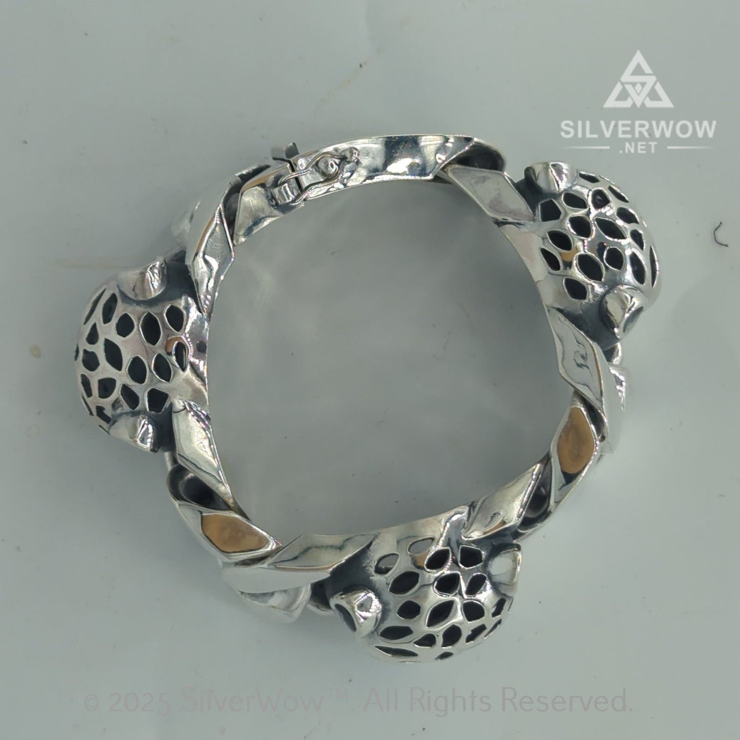 Rear view of leopard head bracelet with solid 925 silver box clasp and head detail