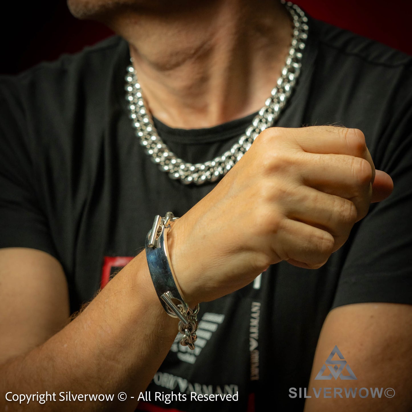 Massive rounded Cuban necklace worn by man – heavy 925 silver chain with high shine