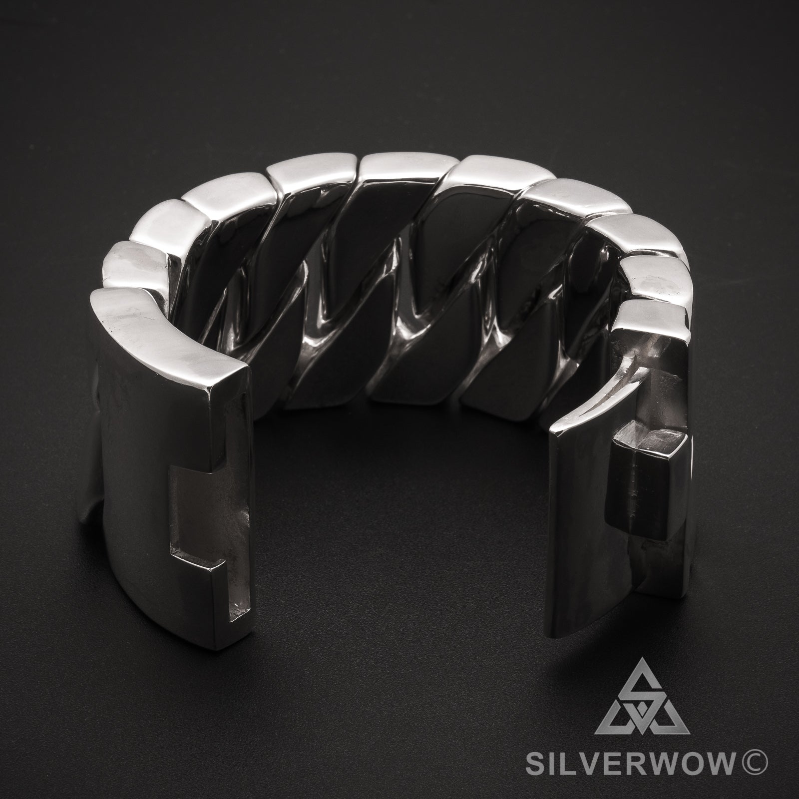 1kg silver curb bracelet on wrist - world's heaviest bracelet for men