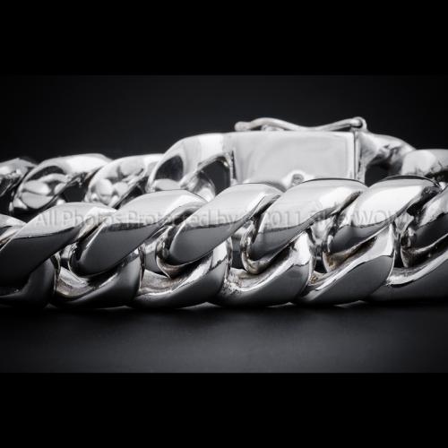 Close-up of rounded Cuban bracelet links in 925 silver with clasp detail