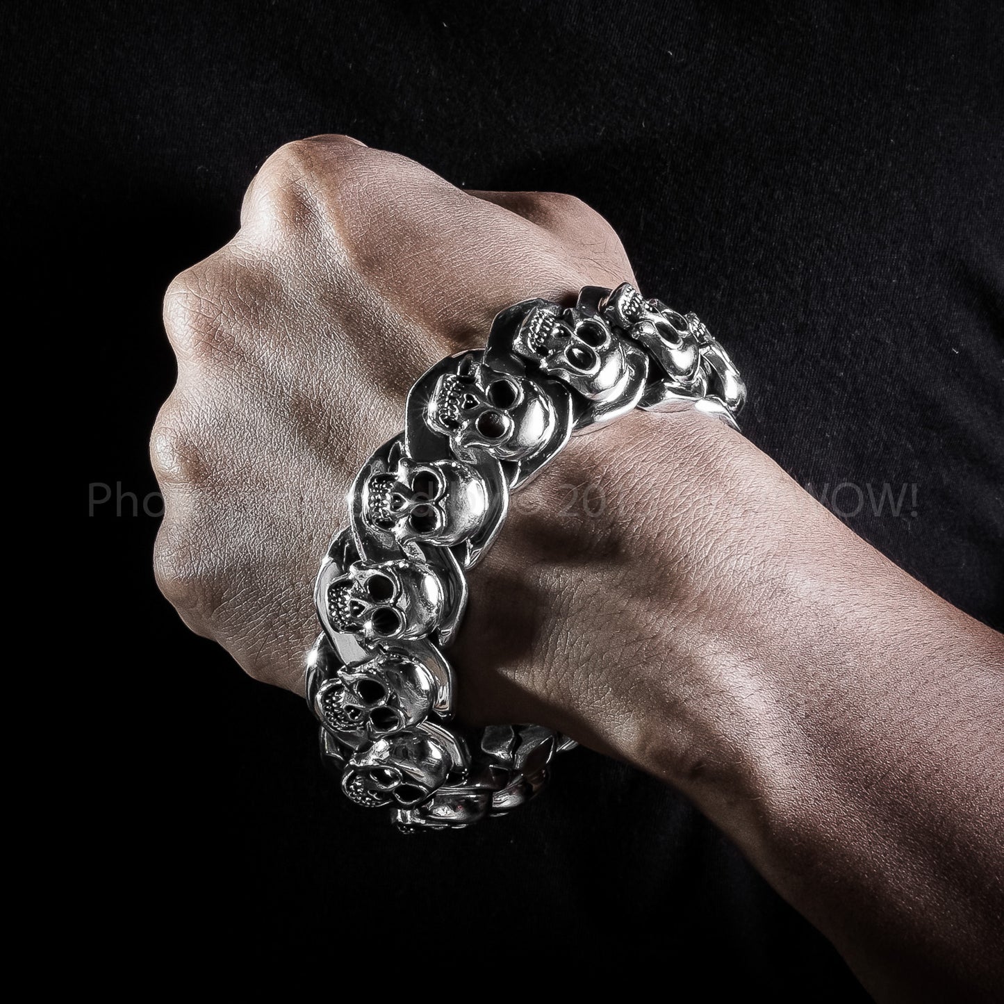 Men wearing heavy silver skull bracelet – chunky 23mm width