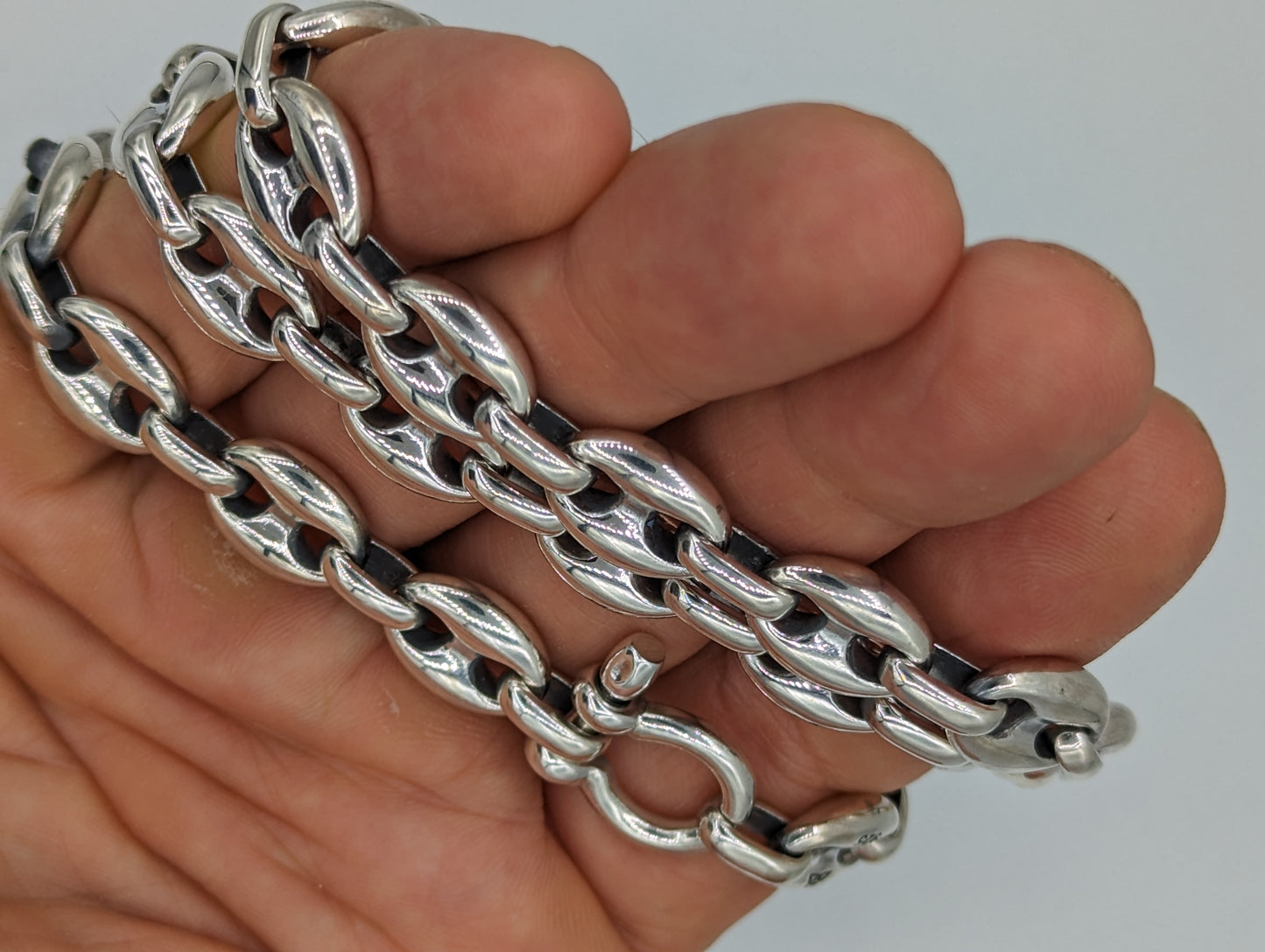 clasp and oval links of 12mm puffed mariner necklace in hand