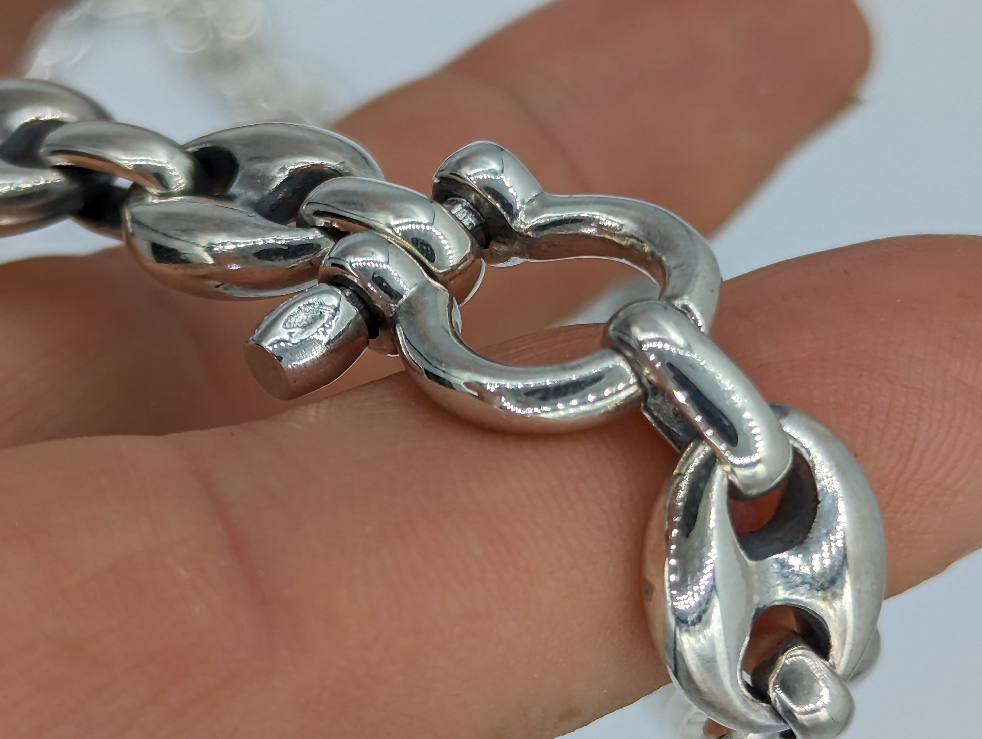 detailed view of anchor style links on 12mm mariner chain