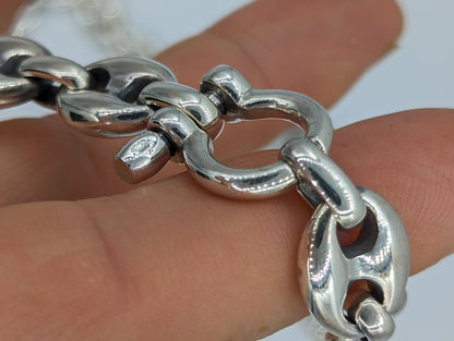 detailed view of anchor style links on 12mm mariner chain