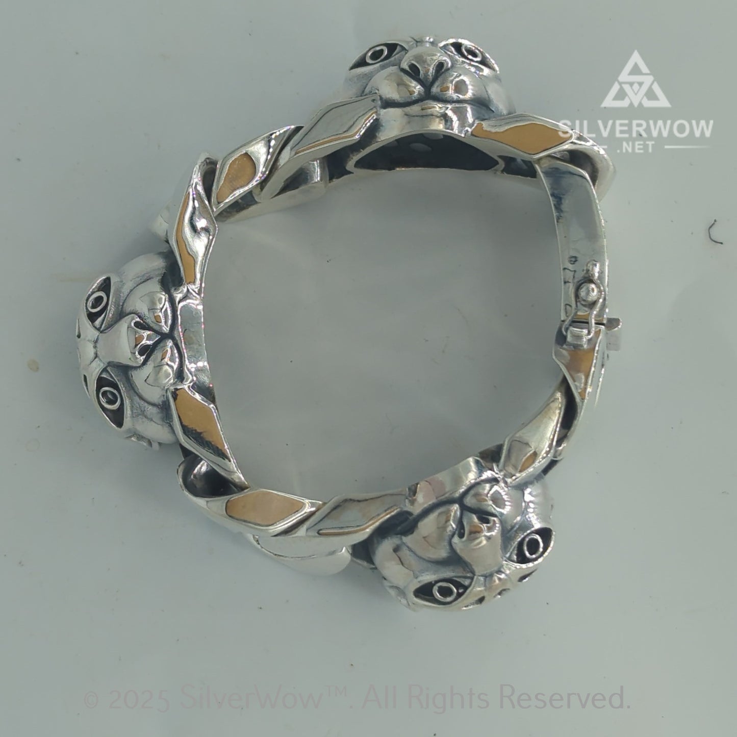 Box-closure-leopard-head-silver-bracelet-top-view