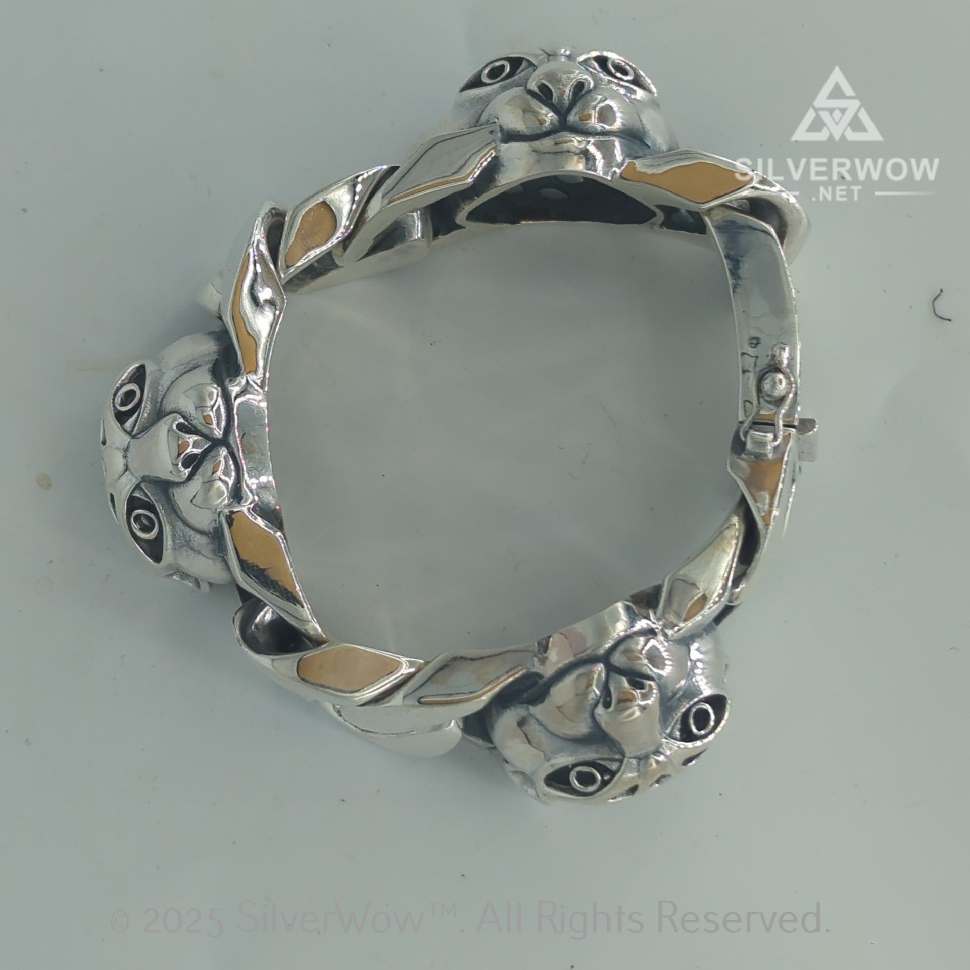 Box-closure-leopard-head-silver-bracelet-top-view