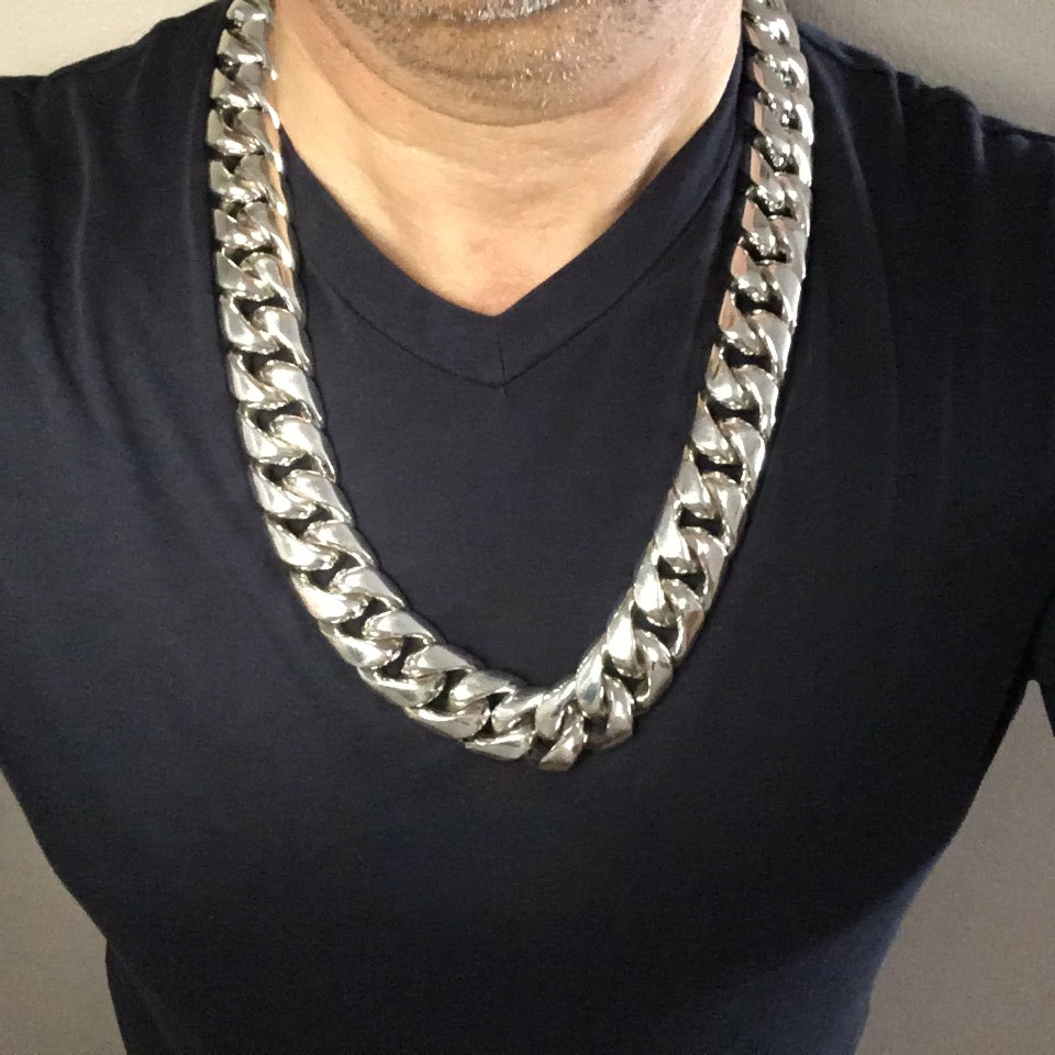 Big silver 25mm Cuban curb chain close-up shot
